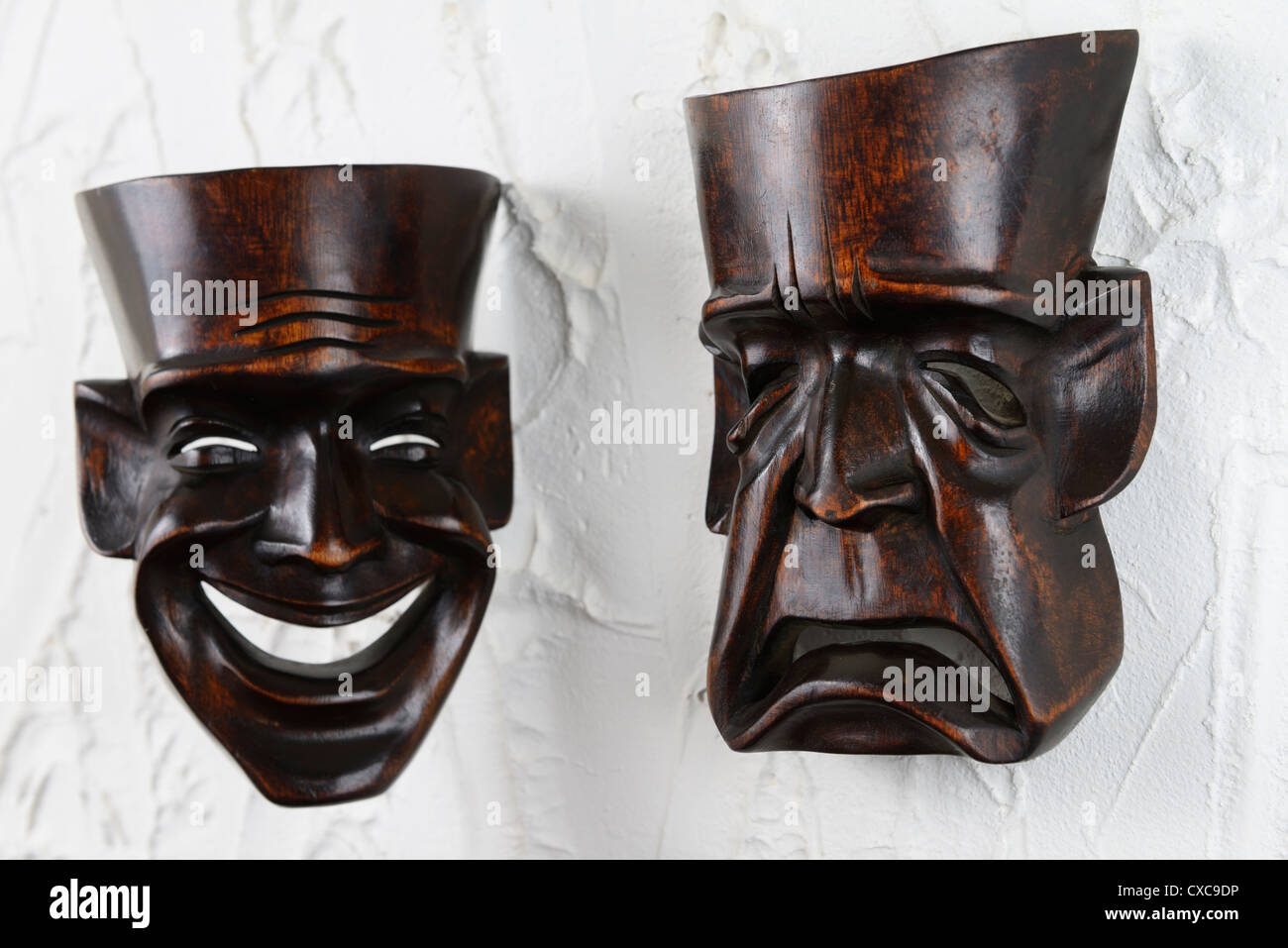 Triste tragédie theatre mask sur mur de plâtre avec masque de comédie rire dans l'arrière-plan Banque D'Images