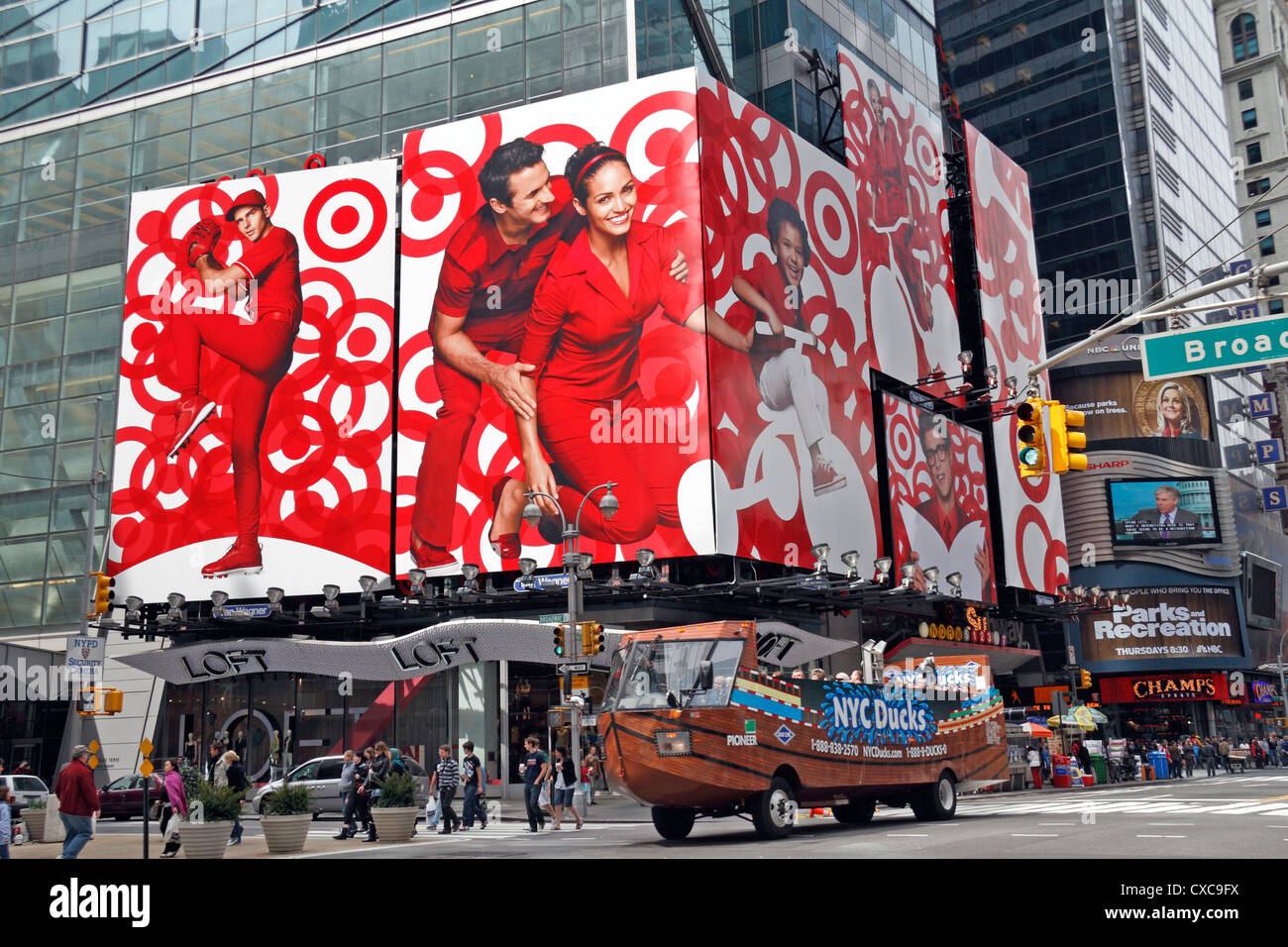 Le LOFT magasin de vetements a l intersection de Broadway West 42nd Street New York United States Photo Stock Alamy
