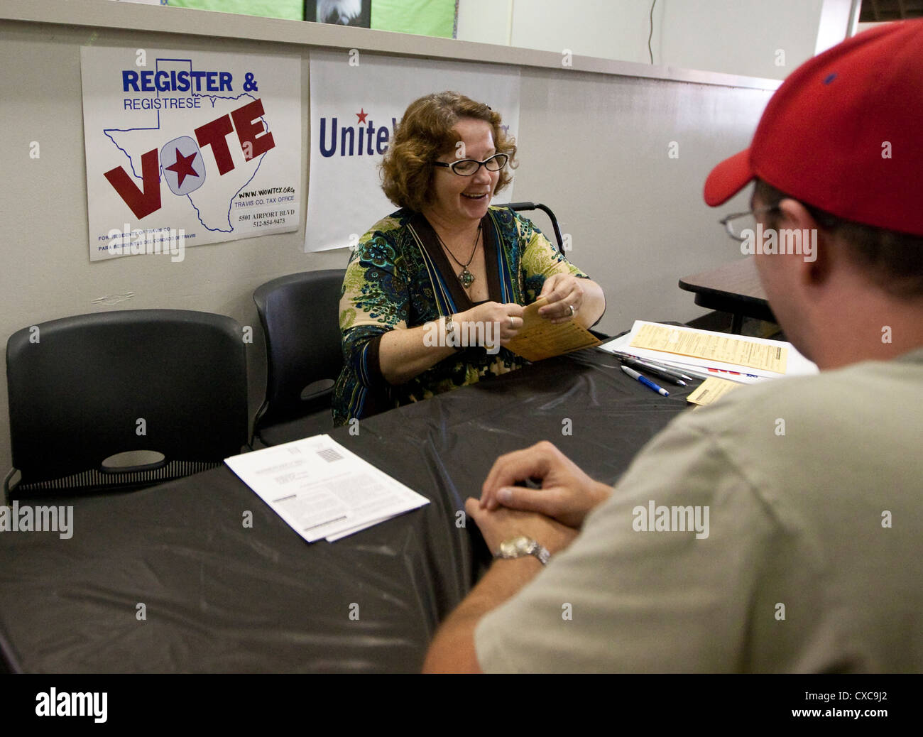 Femelle blanche pousse les étudiants bénévoles à s'inscrire pour voter à Austin Community College à Austin, Texas Banque D'Images