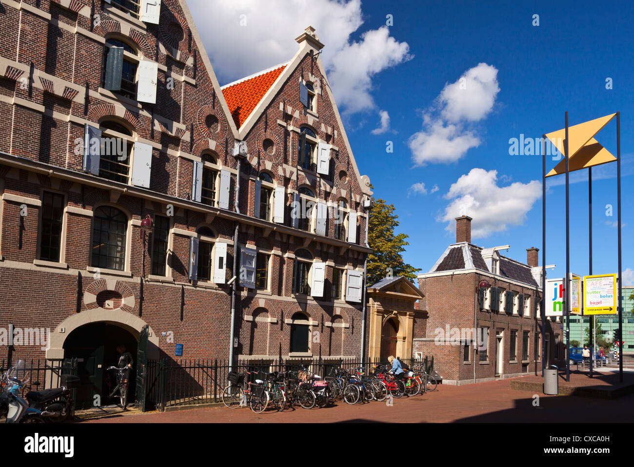 Amsterdam : bâtiments administratifs et l'étoile de David à travers le Joods Historical Museum - Amsterdam, Pays-Bas, Europe Banque D'Images