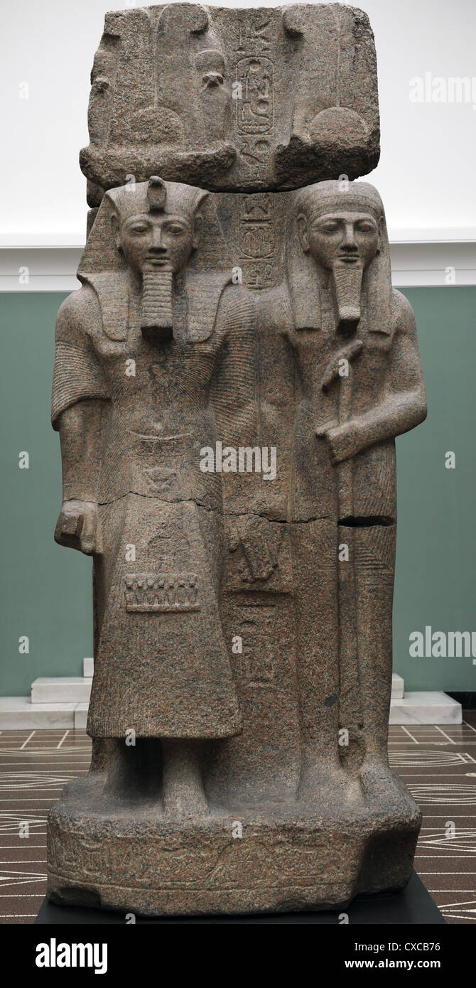 Sculpture du pharaon Ramsès II et le Dieu Ptah. Le Granit. Du temple de Ptah, Memphis. Banque D'Images