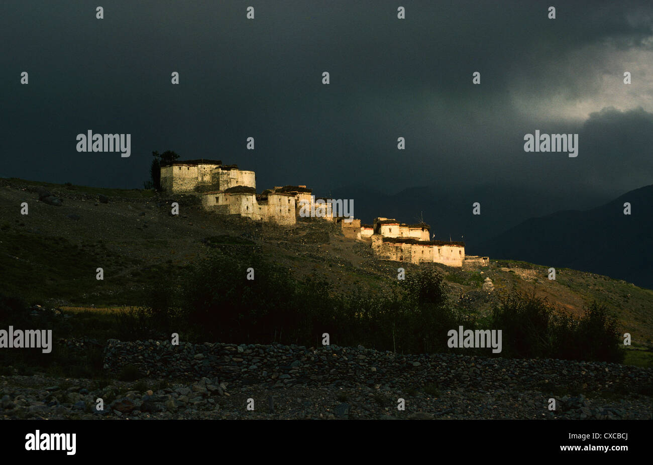 Village avec ciel d'orage de la vallée du Zanskar Ladakh Inde Banque D'Images