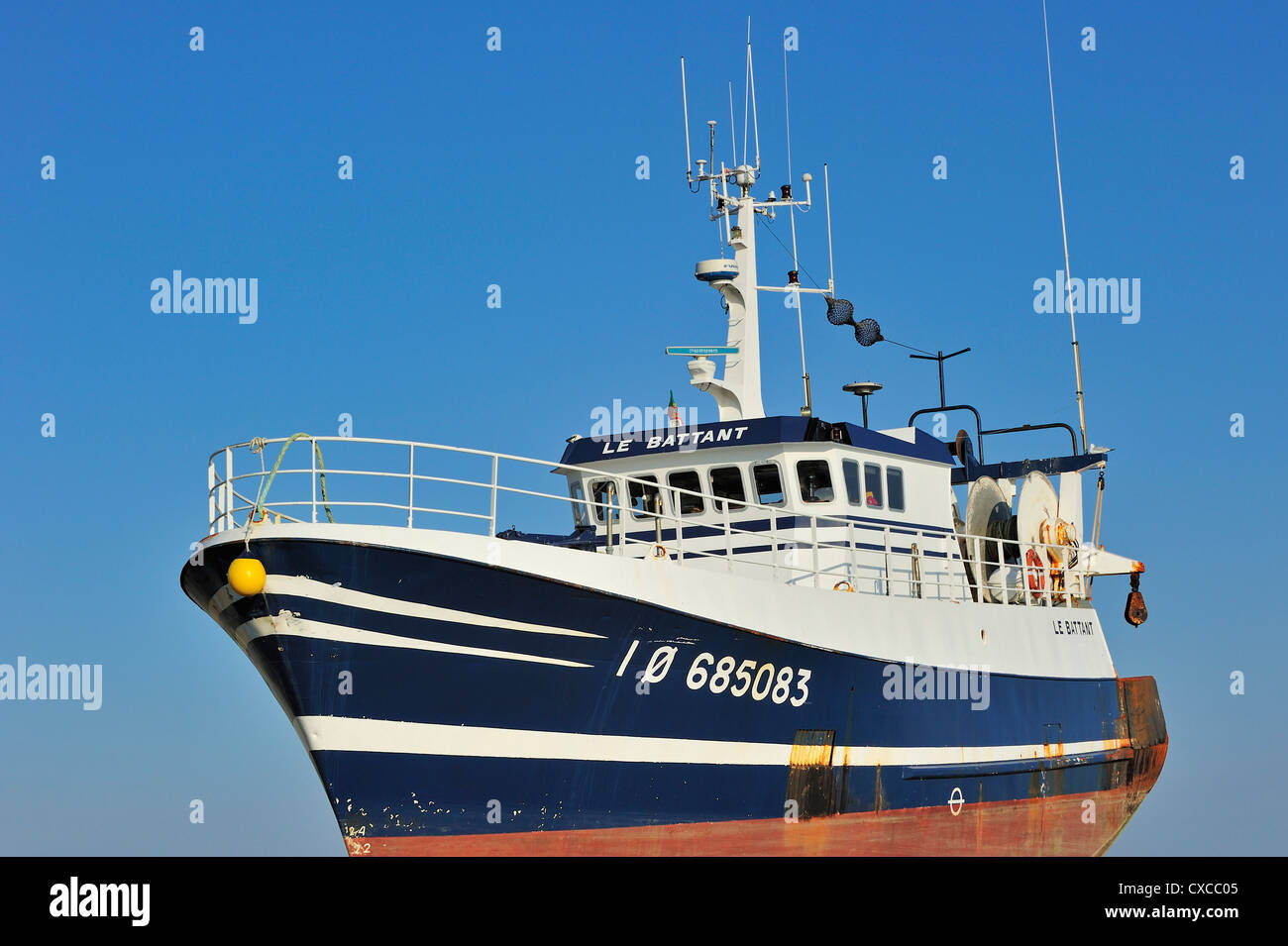 Bateau de pêche des chalutiers de fond ciel bleu en Charente-Maritime, France Banque D'Images