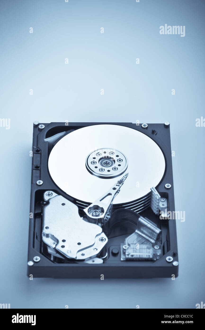 Un disque dur ouvert sur fond blanc Banque D'Images