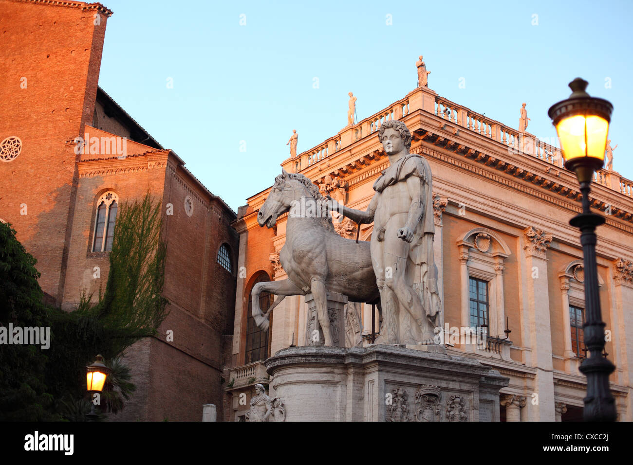 Rome, la colline du Capitole, la Piazza del Campidoglio, statue Banque D'Images