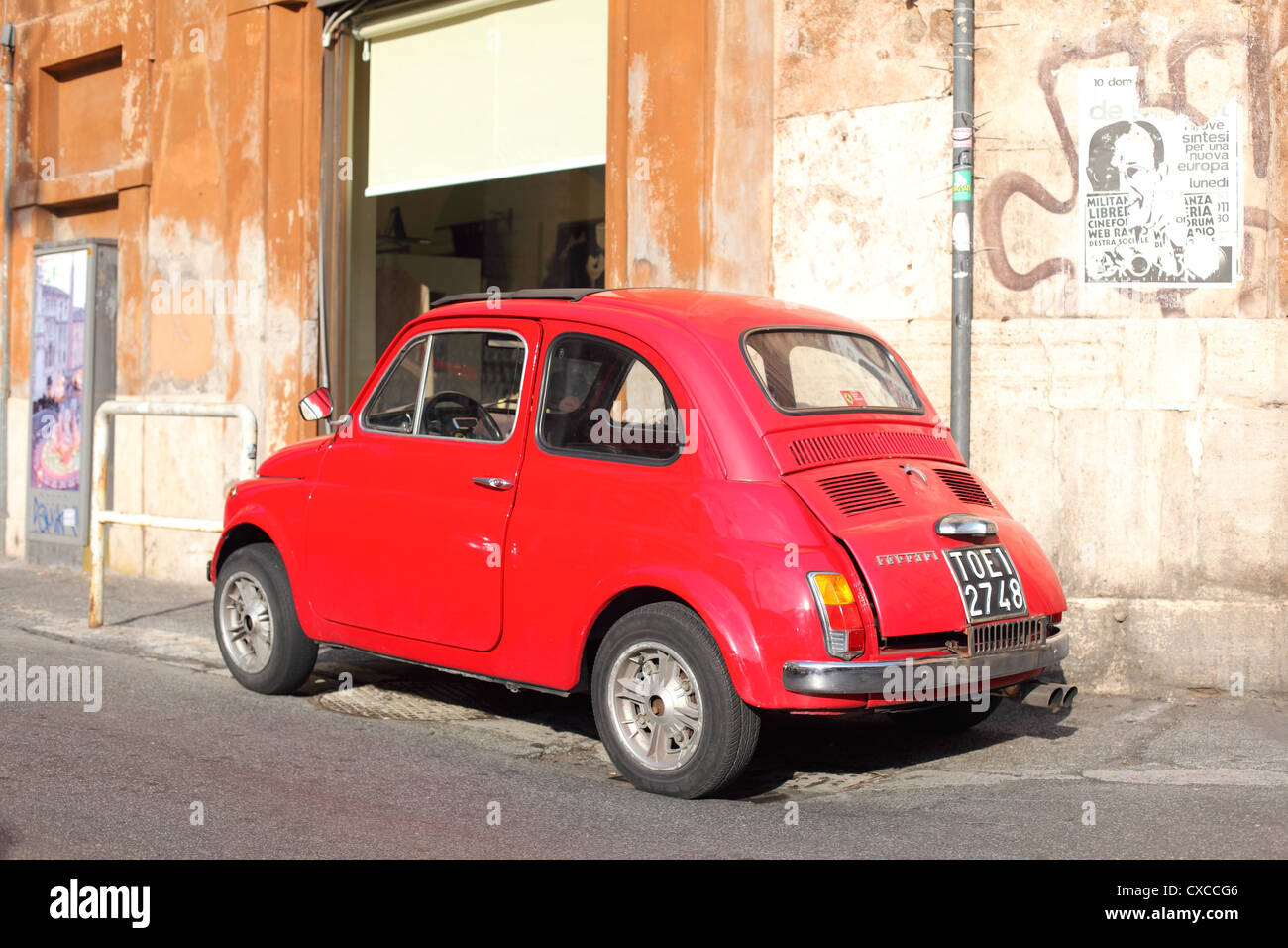 L'Italie, Rome, Rom, Roms, ville, Piazza della Chiesa Nuova, voiture, rouge, classic, Fiat, 500 Banque D'Images