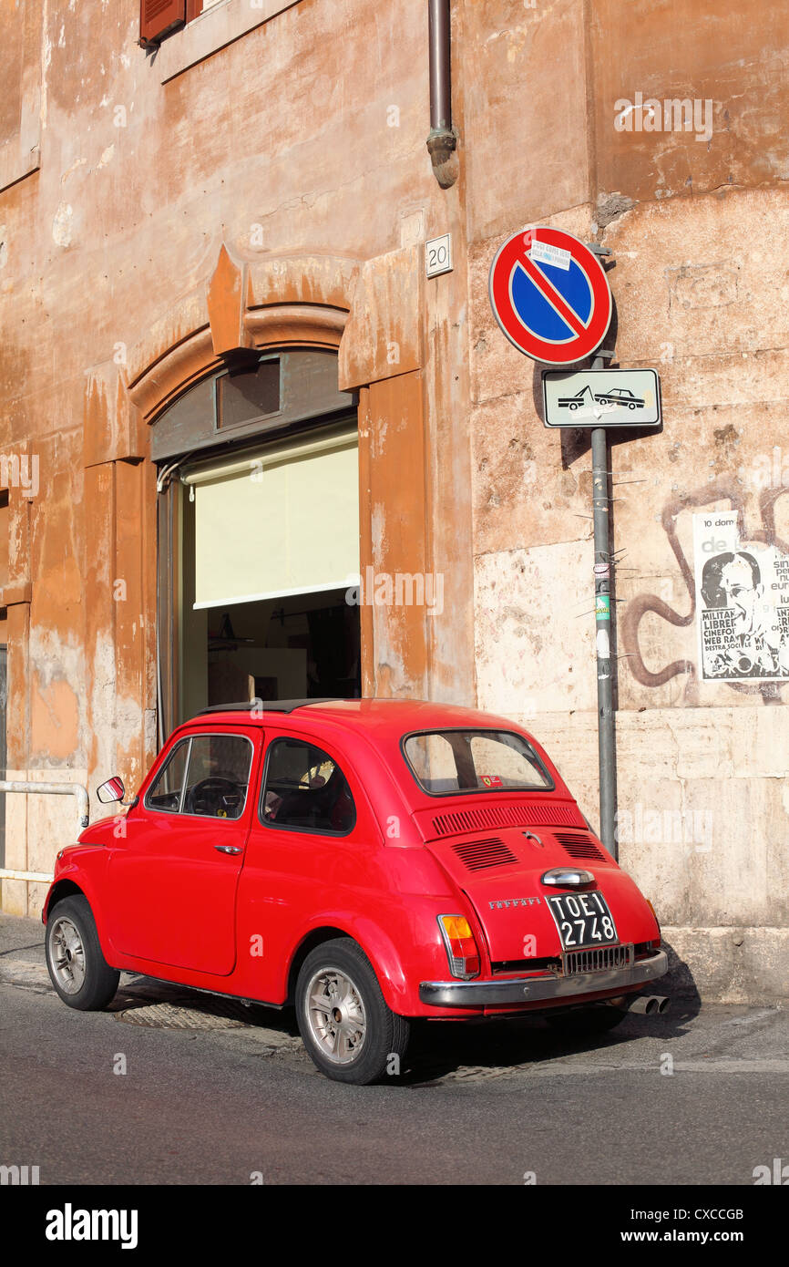 L'Italie, Rome, Rom, Roms, ville, Piazza della Chiesa Nuova, voiture, rouge, classic, Fiat, 500 Banque D'Images