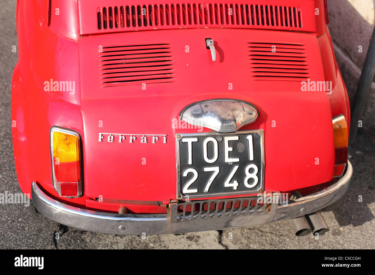 L'Italie, Rome, Rom, Roms, ville, Piazza della Chiesa Nuova, voiture, rouge, classic, Fiat, 500 Banque D'Images