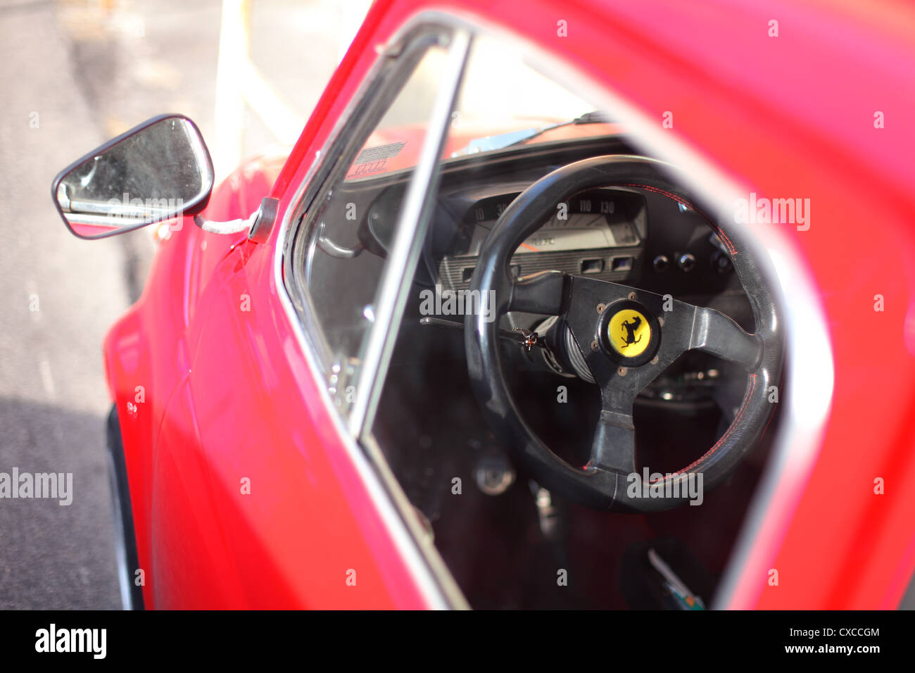 L'Italie, Rome, Rom, Roms, ville, Piazza della Chiesa Nuova, voiture, rouge, classic, Fiat, 500 Banque D'Images