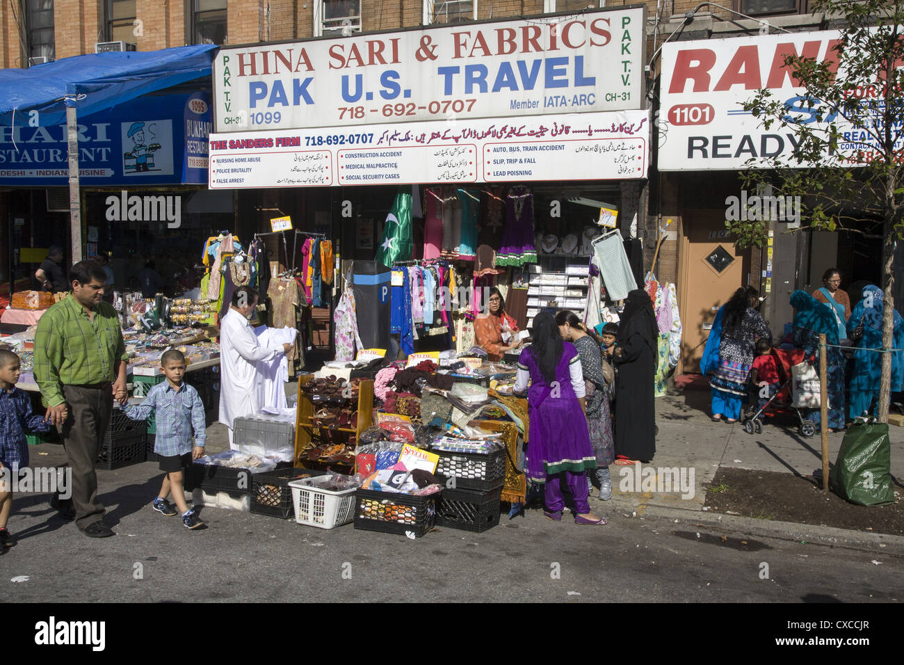 Magasins dans le quartier pakistanais le long de Coney Island Avenue à Brooklyn, New York. Banque D'Images