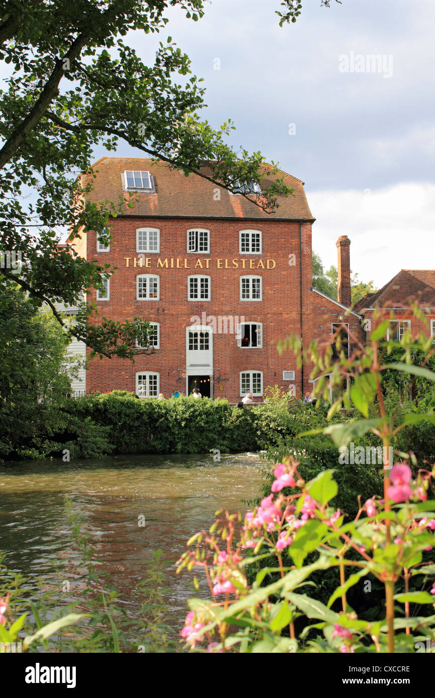 L'hôtel Elstead Mill à pub, près de Farnham Surrey England UK Banque D'Images