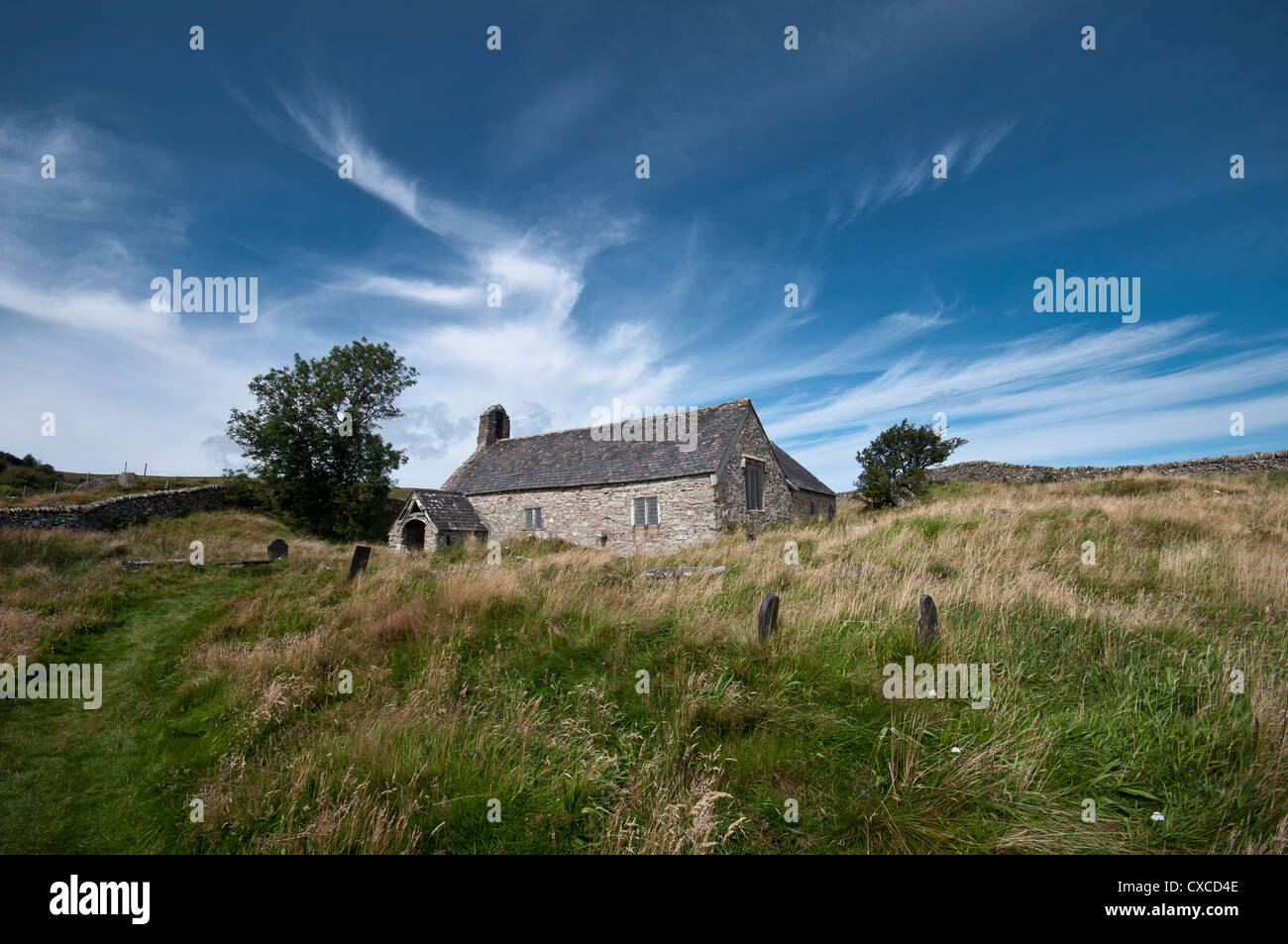 L'église St Celynnin Llangelynnin situé au-dessus de la vallée de Conwy Banque D'Images