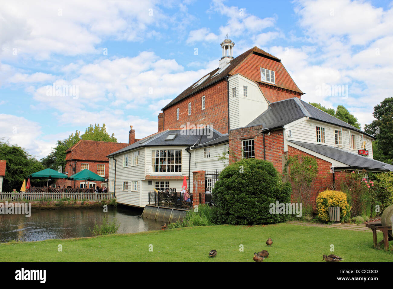 L'hôtel Elstead Mill à pub, près de Farnham Surrey England UK Banque D'Images