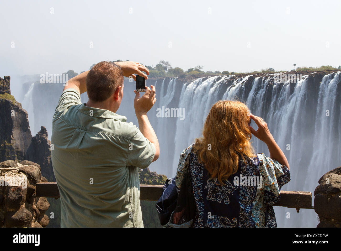 L'affichage et les touristes de photographier les chutes Victoria du côté Zambien Banque D'Images