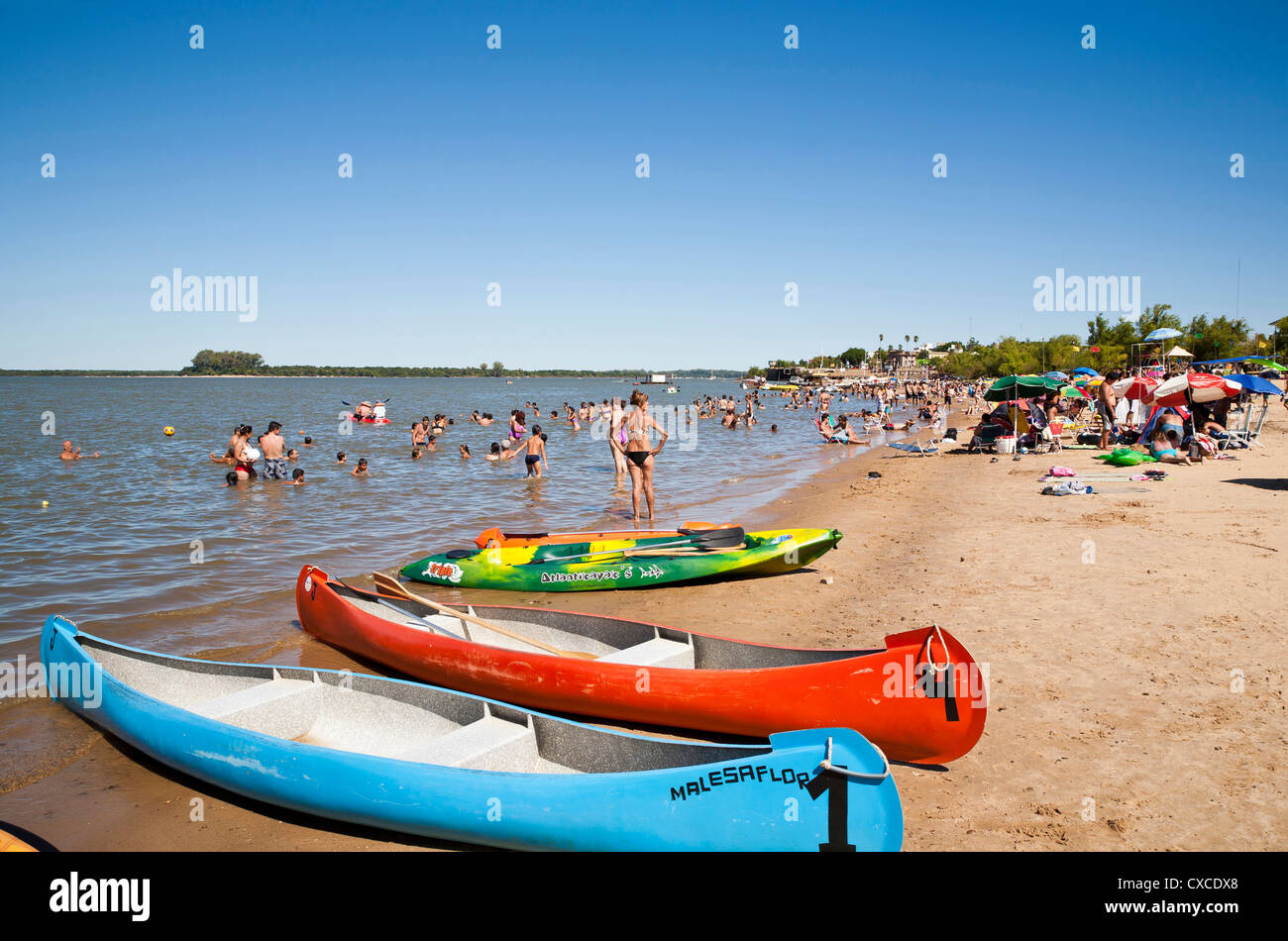 Les gens sur la plage par le fleuve Uruguay, Colon, Province d'Entre Ríos, en Argentine. Banque D'Images