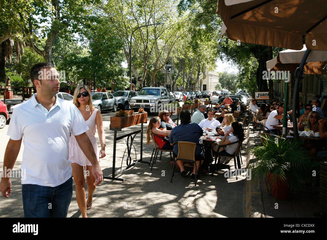 Les gens assis à un café à Colon, Province d'Entre Ríos, en Argentine. Banque D'Images