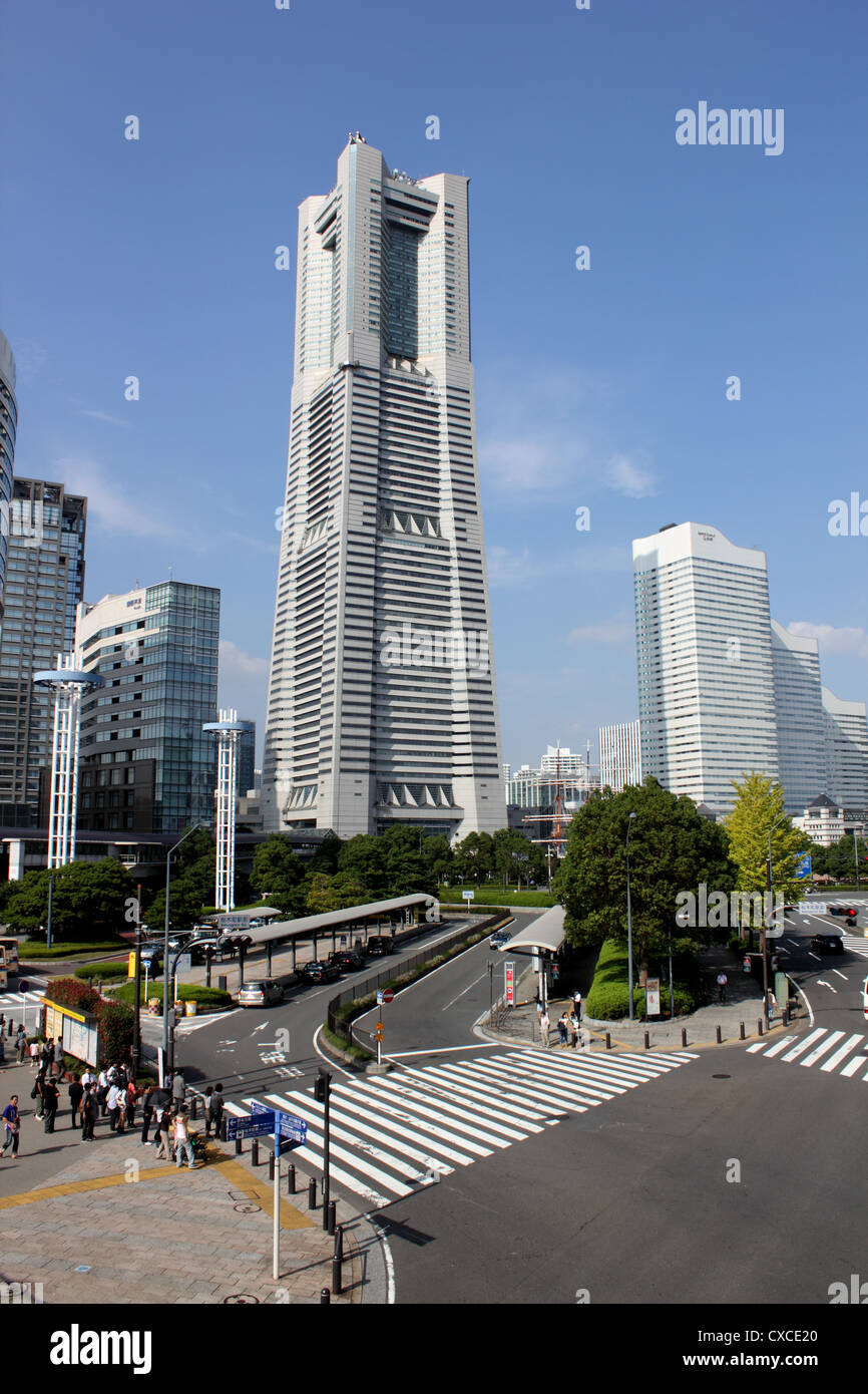 Avis de Landmark Tower, Yokohama Japon avec busy street junction en premier plan avec passage pour piétons Banque D'Images