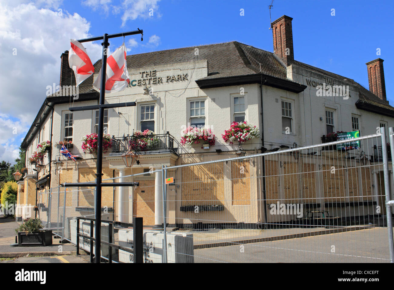 Le Worcester Park Tavern fermé récemment et barricadés. Surrey England UK Banque D'Images
