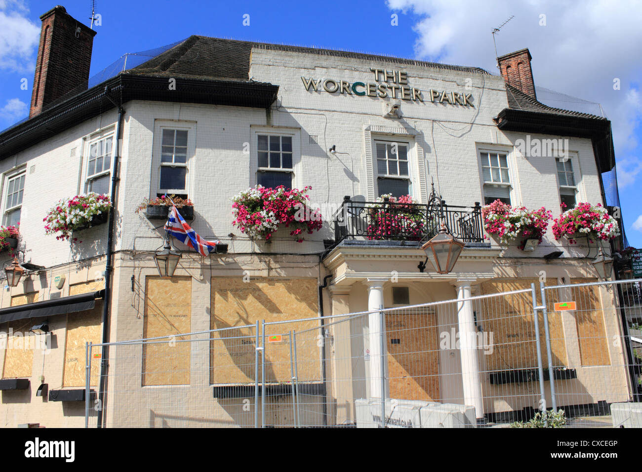 Le Worcester Park Tavern fermé récemment et barricadés. Surrey England UK Banque D'Images