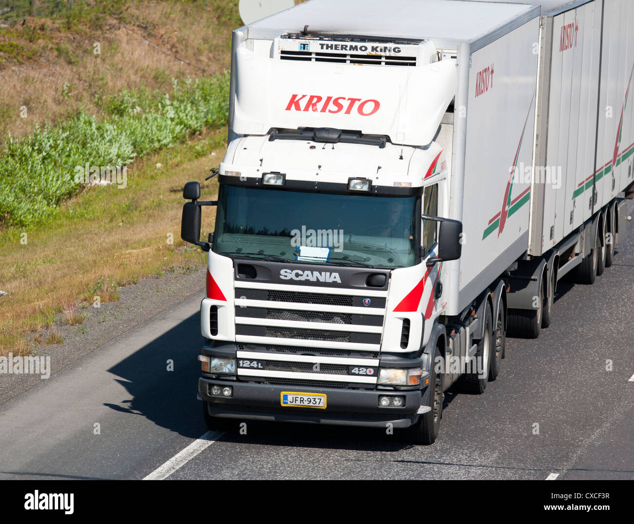 Gros plan à angle élevé d'un camion sur autoroute , Finlande Banque D'Images