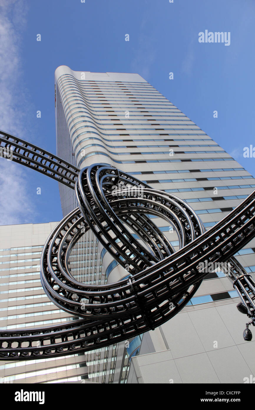 Vue vers le haut de la sculpture dans le Queens Square, le Japon Yokohama Landmark Tower avec en arrière-plan avec ciel bleu Banque D'Images