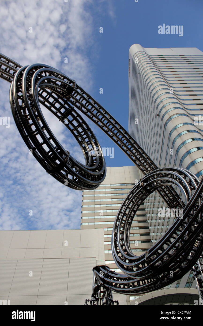 Vue vers le haut de la sculpture dans le Queens Square, le Japon Yokohama Landmark Tower avec en arrière-plan avec ciel bleu Banque D'Images
