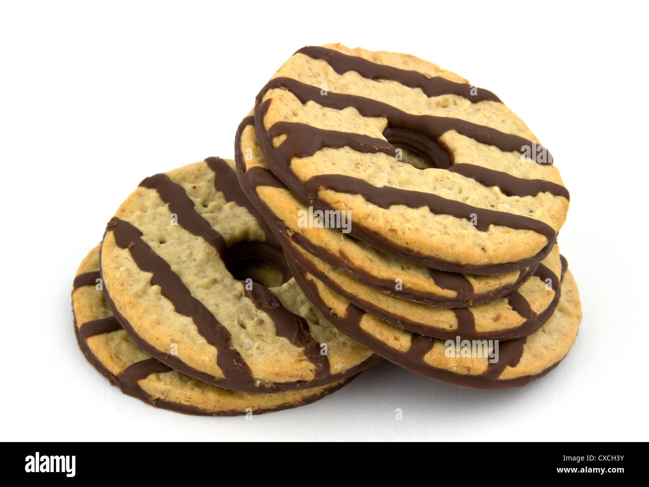 Tas de chocolat délicieux cookies à rayures isolé sur fond blanc. Banque D'Images