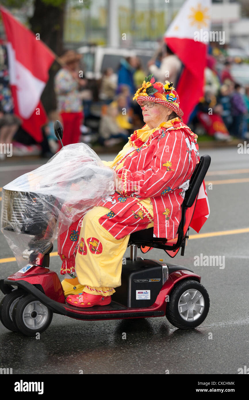 Clown féminin en fauteuil motorisé medical en 2012 Parade-Victoria la fête de Victoria, Colombie-Britannique, Canada. Banque D'Images