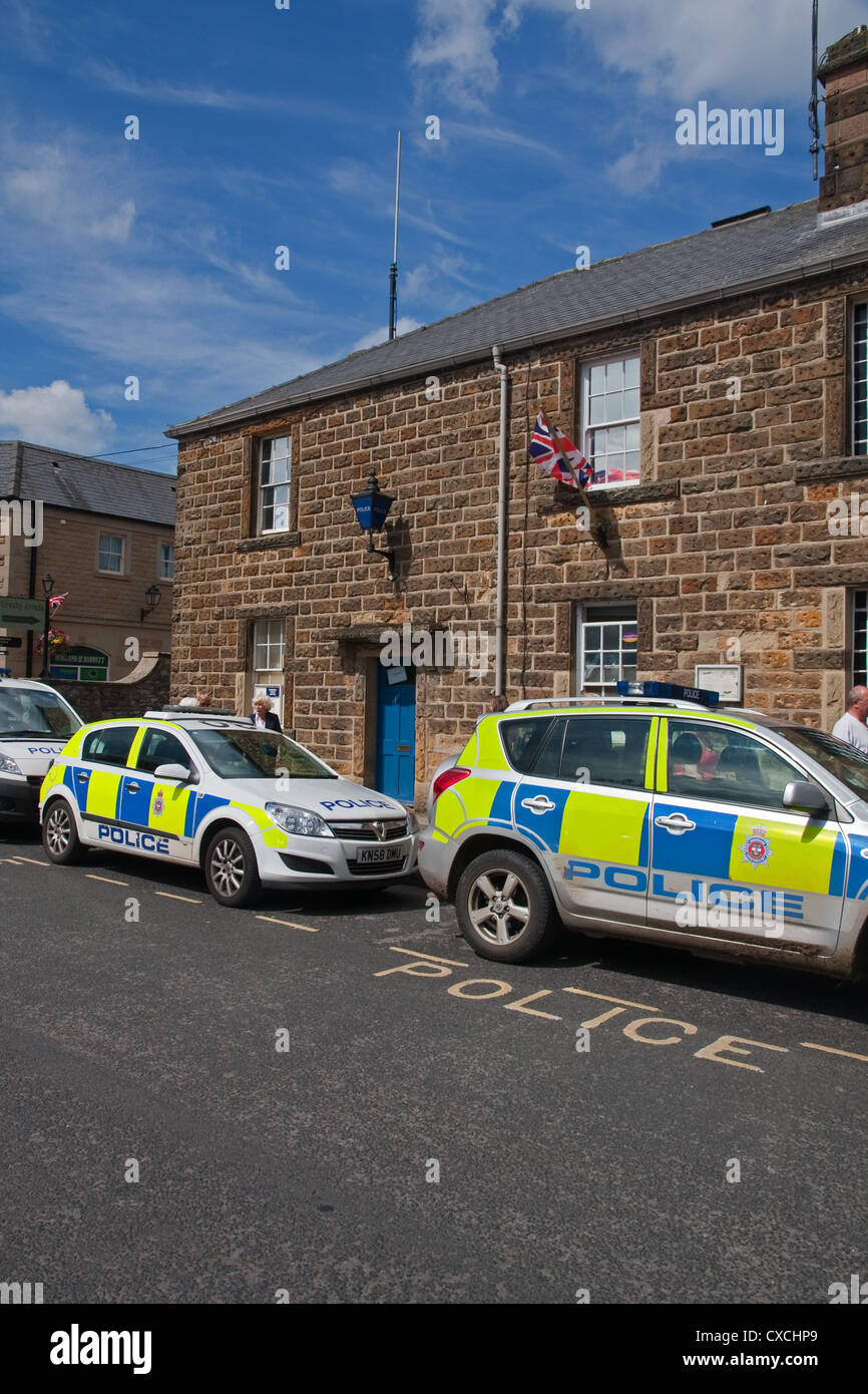 Les véhicules de police stationné à l'extérieur de la station de police de Bakewell, Derbyshire Banque D'Images