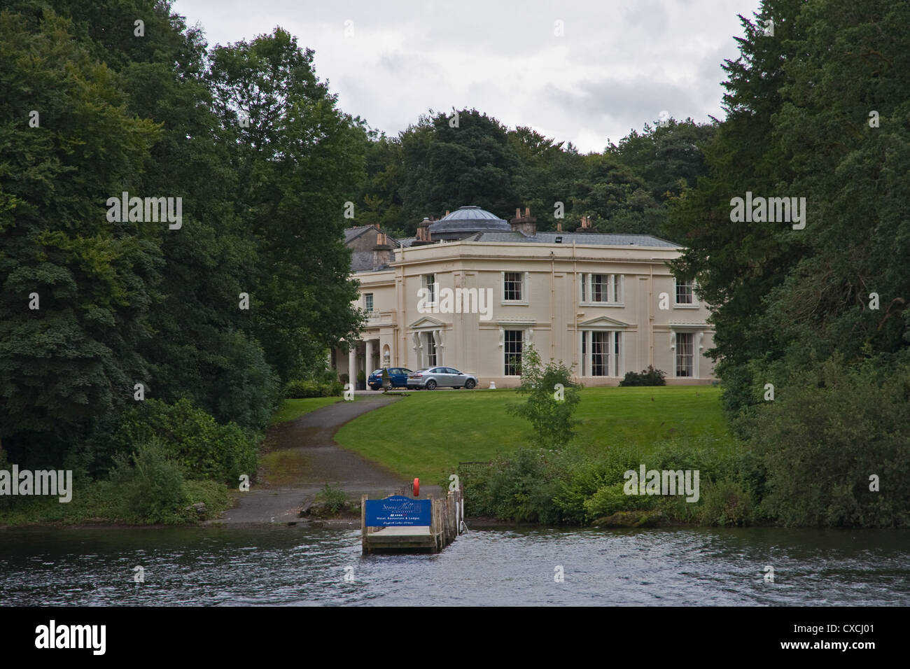 Storrs Hall Hotel, Bowness, avec ponton privé sur le lac. Banque D'Images