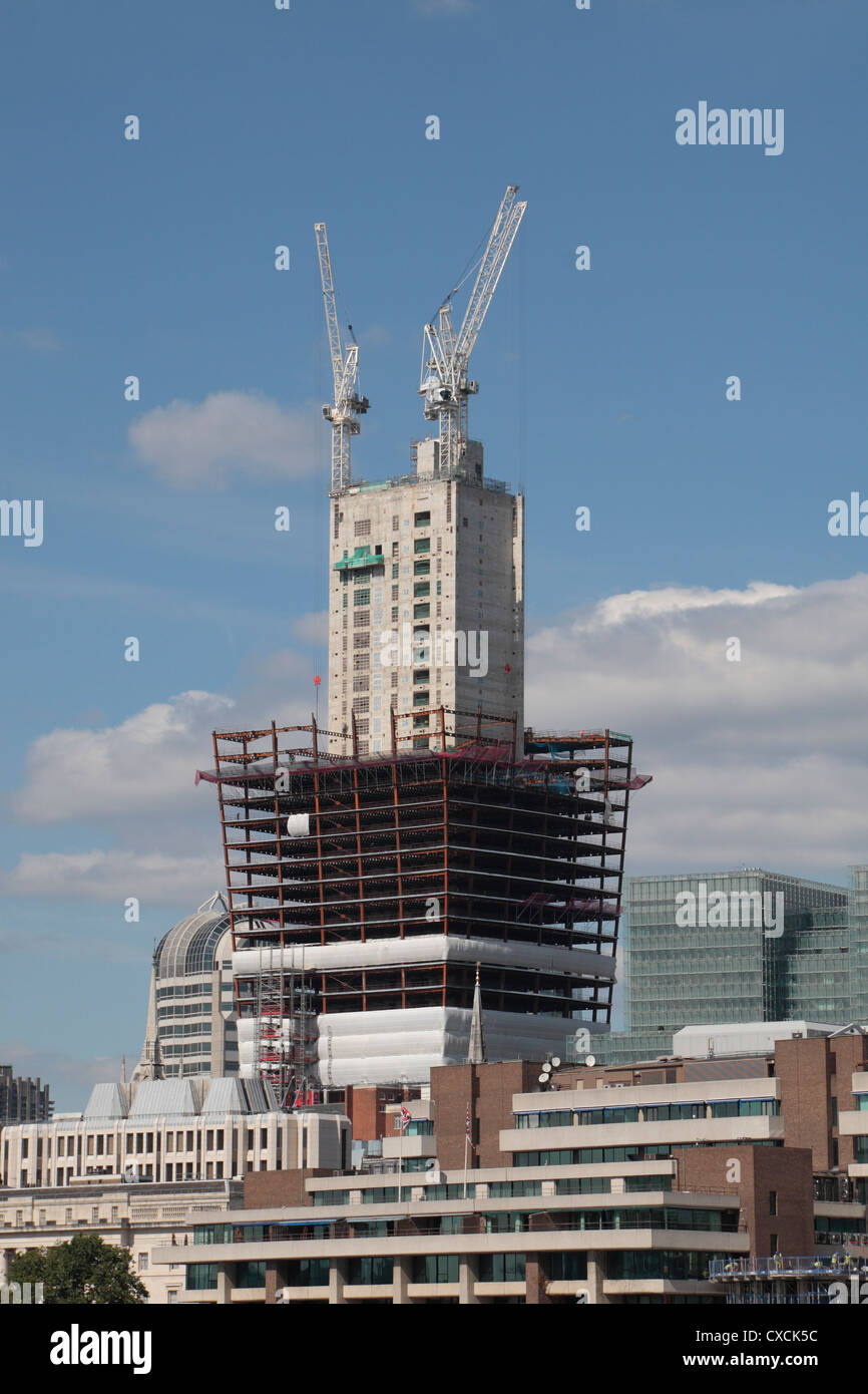 20 Fenchurch Street (la) talkie-walkie durant la construction (août 2012) vue de la Tamise, Londres, Royaume-Uni. Banque D'Images