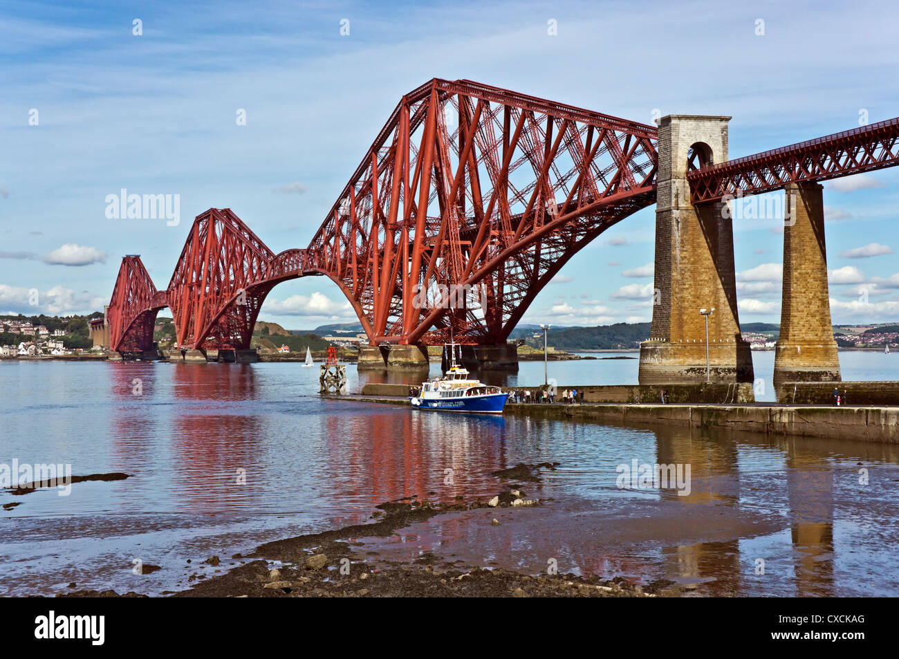 La Suite Belle amarré à la cale par Forth Rail Bridge prenant sur les passagers de croisière à l'abbaye St Colm Inchcolm sur l'Ecosse Banque D'Images