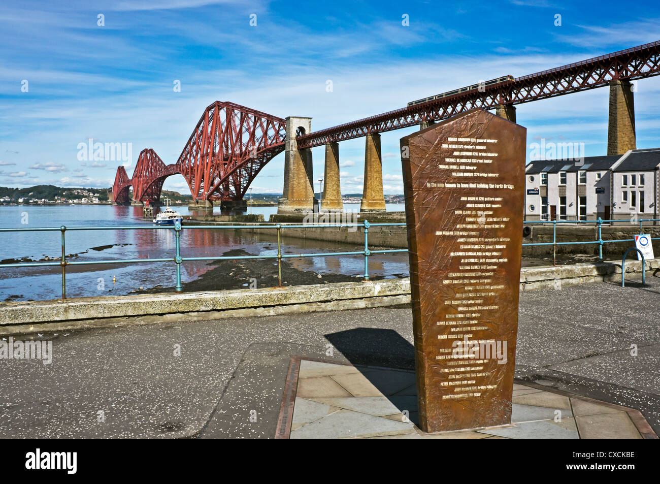 Forth Rail Bridge vu de South Queensferry avec memorial nouvellement érigés droit et la Suite Belle prise sur les passagers Banque D'Images