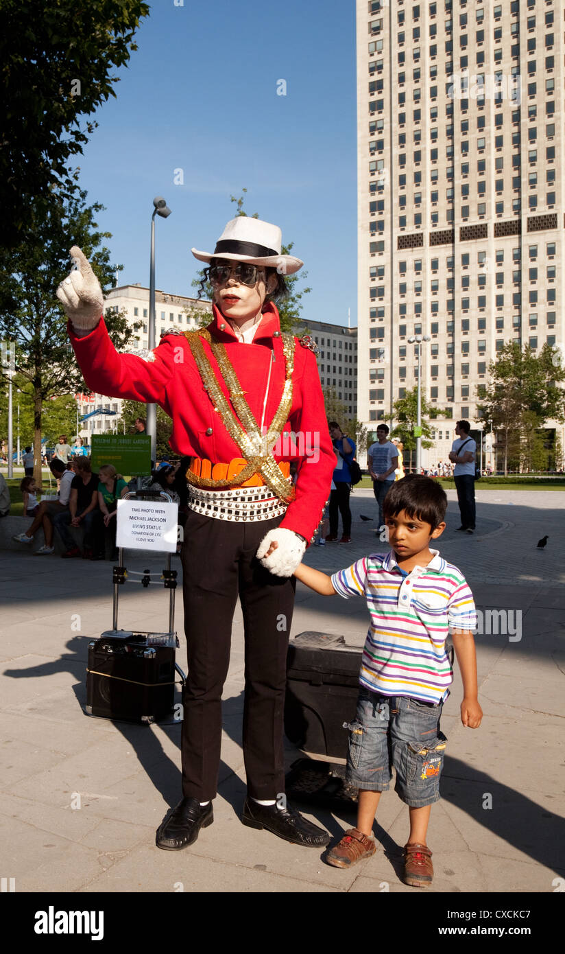 Un sosie de Michael Jackson Street performer avec un jeune enfant, South Bank, Londres UK Banque D'Images