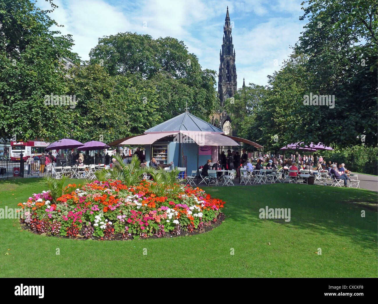 La fin de l'été vue sur le Scott Monument à East Princes Street Gardens Edinburgh et à l'extérieur de la nourriture et des boissons à disposition Banque D'Images
