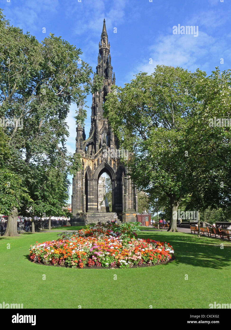 La fin de l'été vue sur le Scott Monument à East Princes Street Gardens Edinburgh avec lit de fleur. Banque D'Images