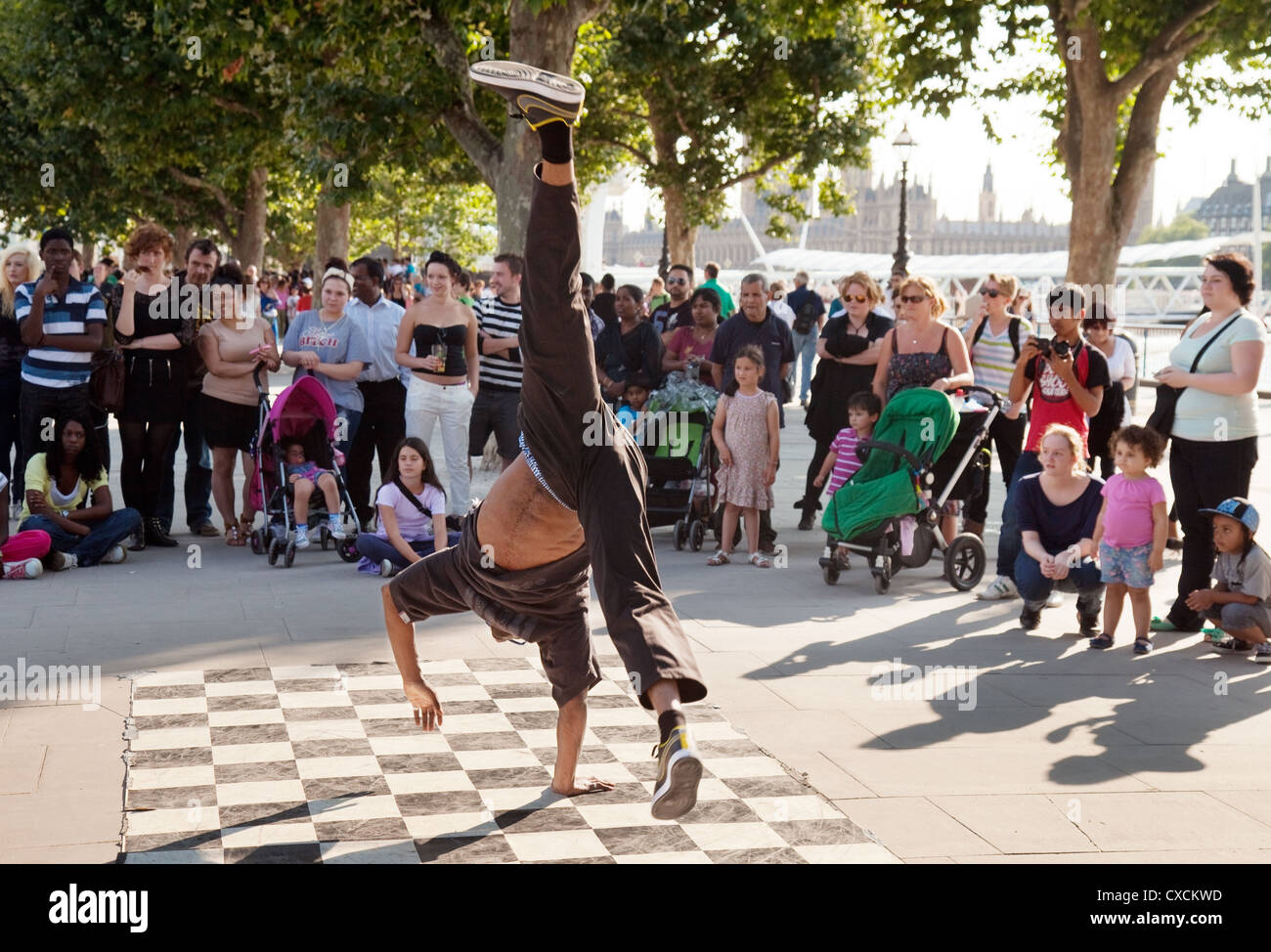 Artiste de rue le break dance pour une foule, South Bank, Londres UK Banque D'Images