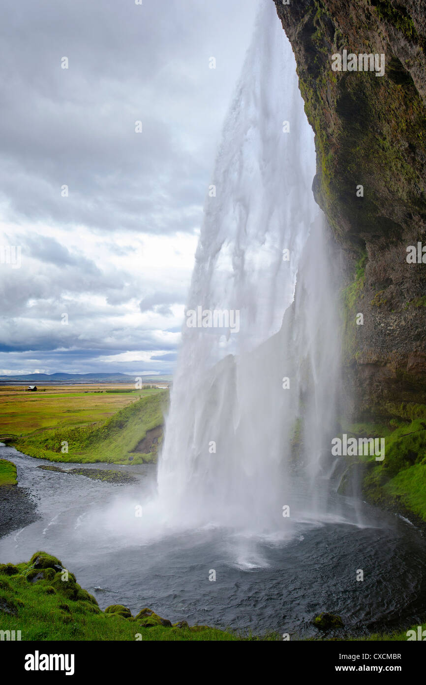 Seljalandsfoss prises de derrière la cascade, le sud de l'Islande Banque D'Images