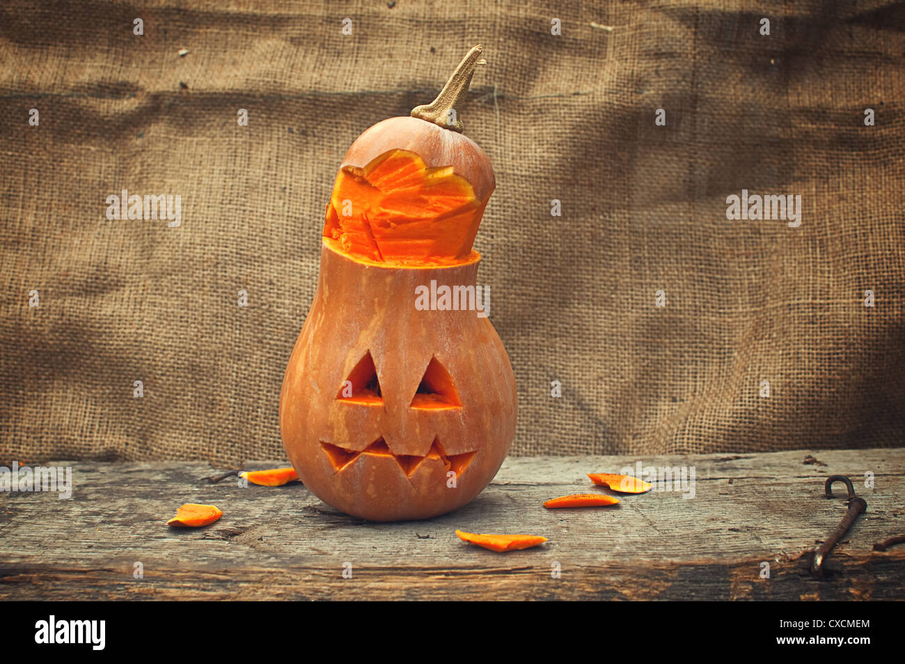 Funny halloween citrouille sur une vieille table en bois. Banque D'Images