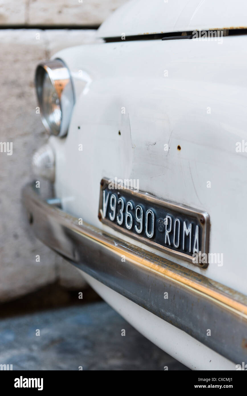 Détail de l'avant d'une Fiat 500 dans les rues de Rome, Roma, Italie, Italia, Europe Banque D'Images