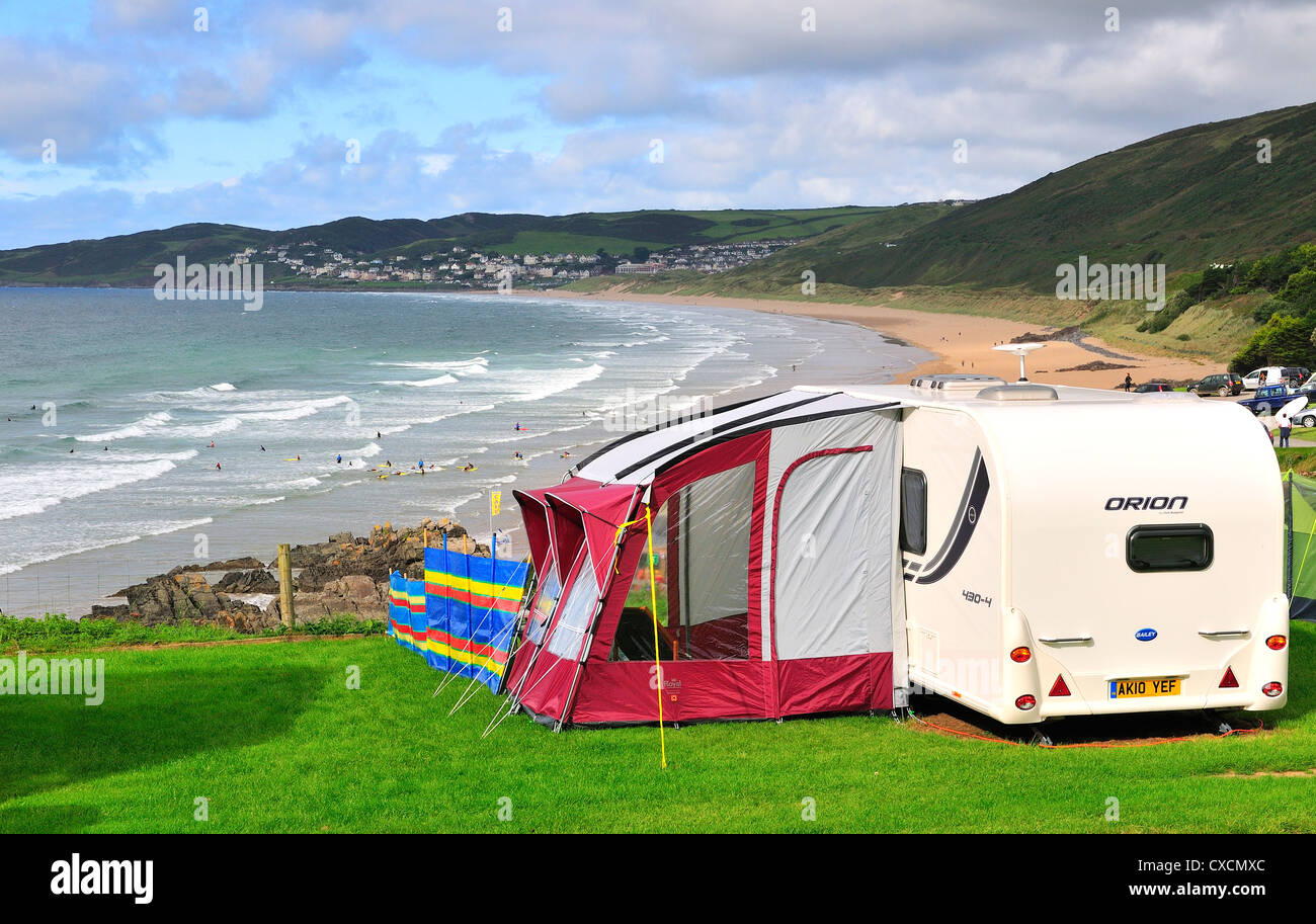 Les Caravaniers profitent de la spectaculaire plage de surf de Putsborough et de la vue sur Woolacombe, North Devon, Angleterre, Royaume-Uni Banque D'Images