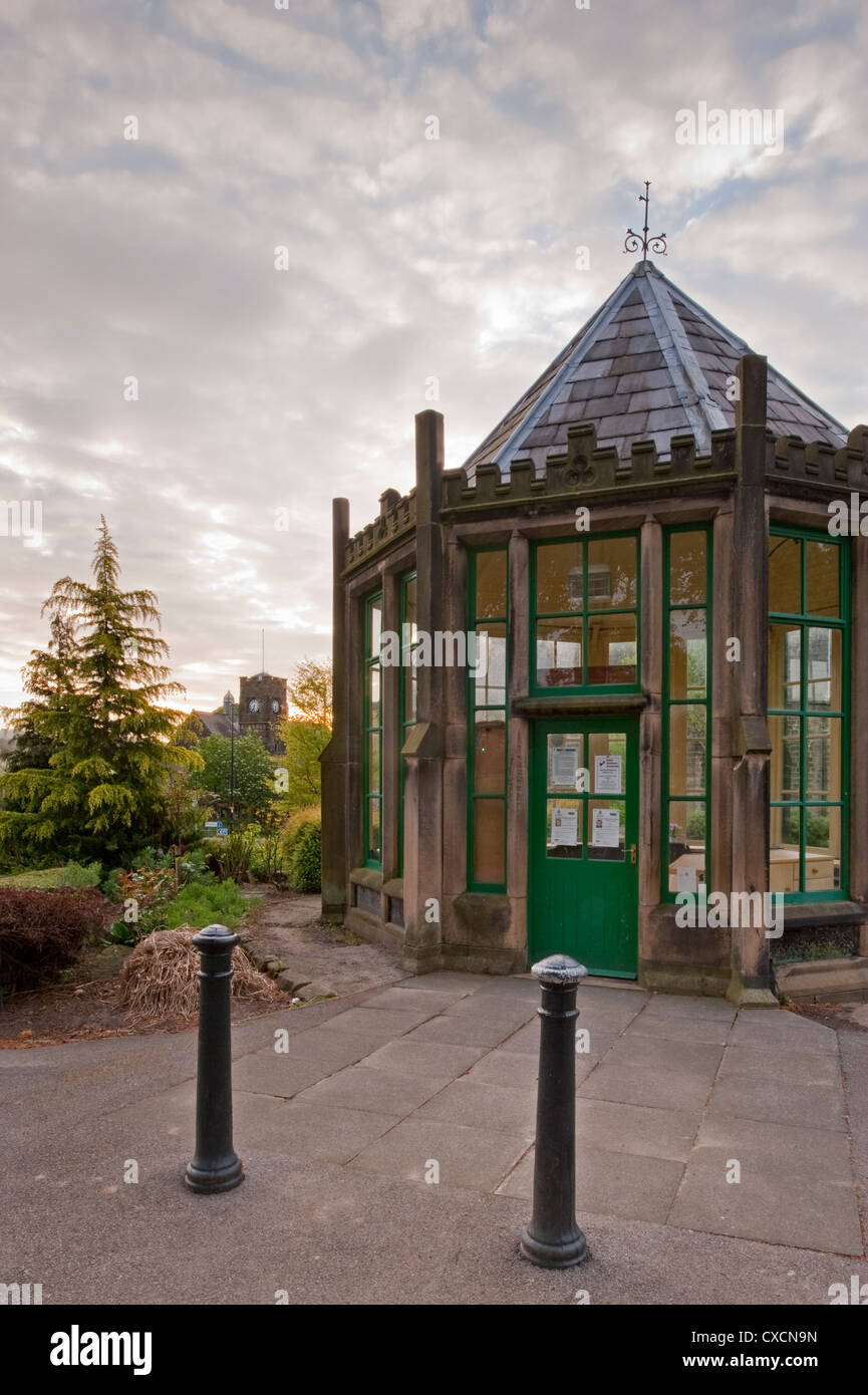 Close-up de la maison ronde (C19 historique gazebo octogonal) dans beau, calme, parc paysagé de village - Grange Park, Burley-en-Wharfedale, Angleterre. Banque D'Images