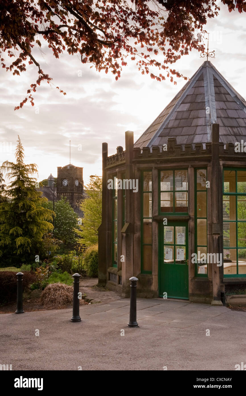 Close-up de la maison ronde (C19 historique gazebo octogonal) dans beau, calme, parc paysagé de village - Grange Park, Burley-en-Wharfedale, Angleterre. Banque D'Images