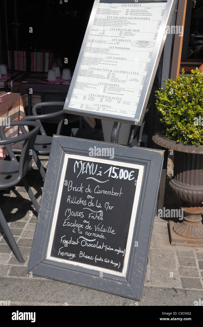 Restaurant de fruits de mer tableau noir 15€ E Euro spéciaux sur quai Deauville Normandie France