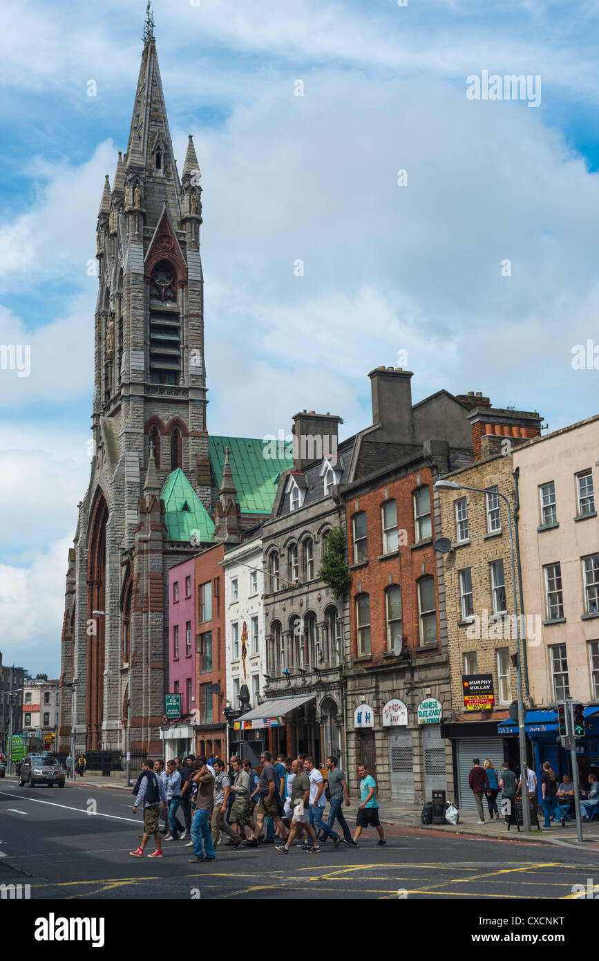 Scène de rue de Dublin avec saint Augustin et Saint John's Church, Thomas St, République d'Irlande. Banque D'Images