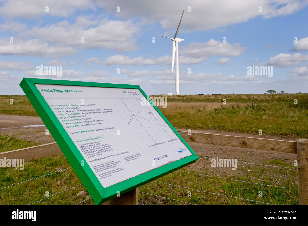 Information board par éolienne géante dominant les terres agricoles en campagne - Knabs éoliennes terrestres Ridge farm, près de Harrogate, North Yorkshire, Angleterre Banque D'Images