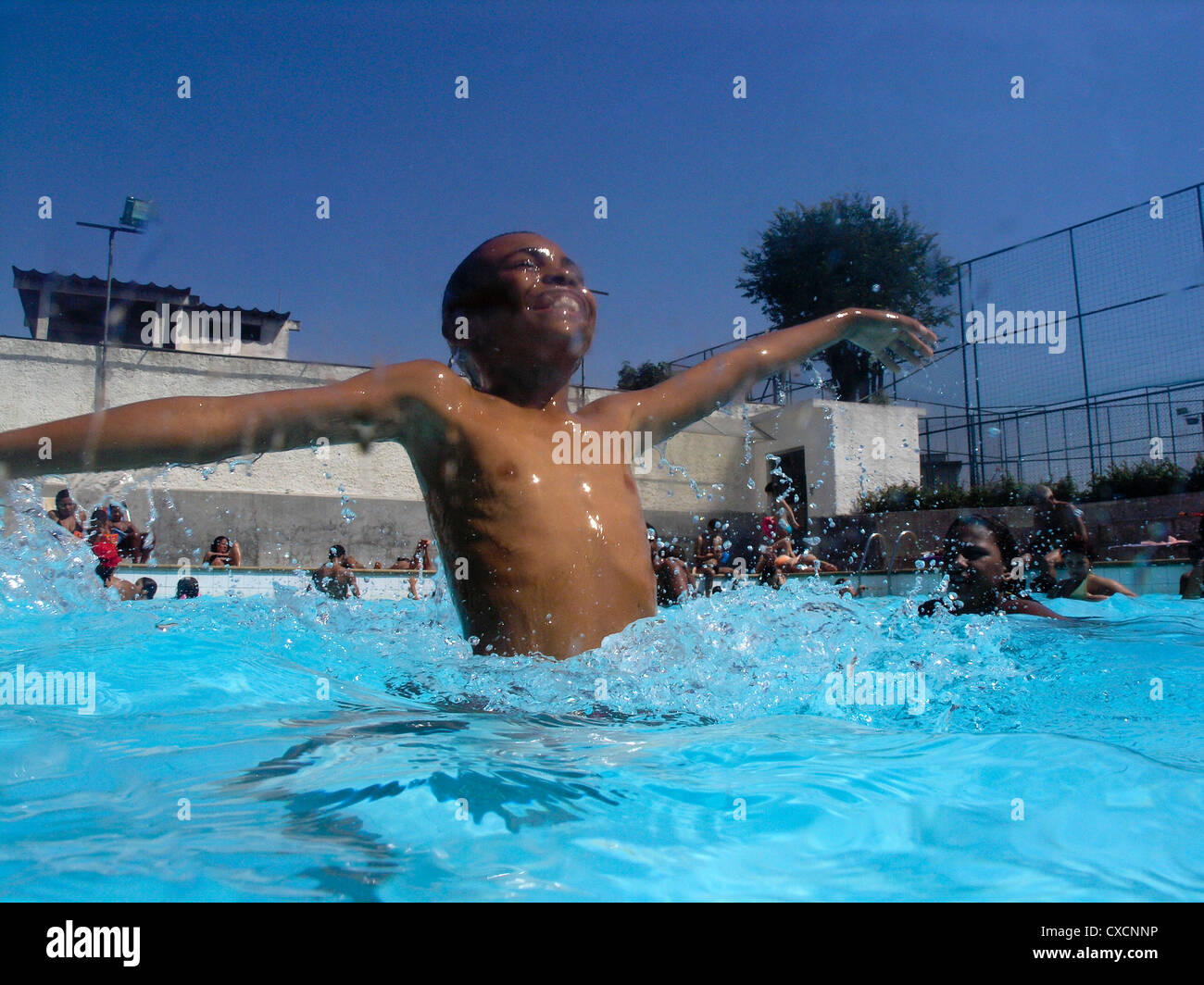 Enfants dans une piscine Banque de photographies et d’images à haute résolution Alamy Enfants dans une piscine Banque de photographies et d’images à haute résolution Alamy
