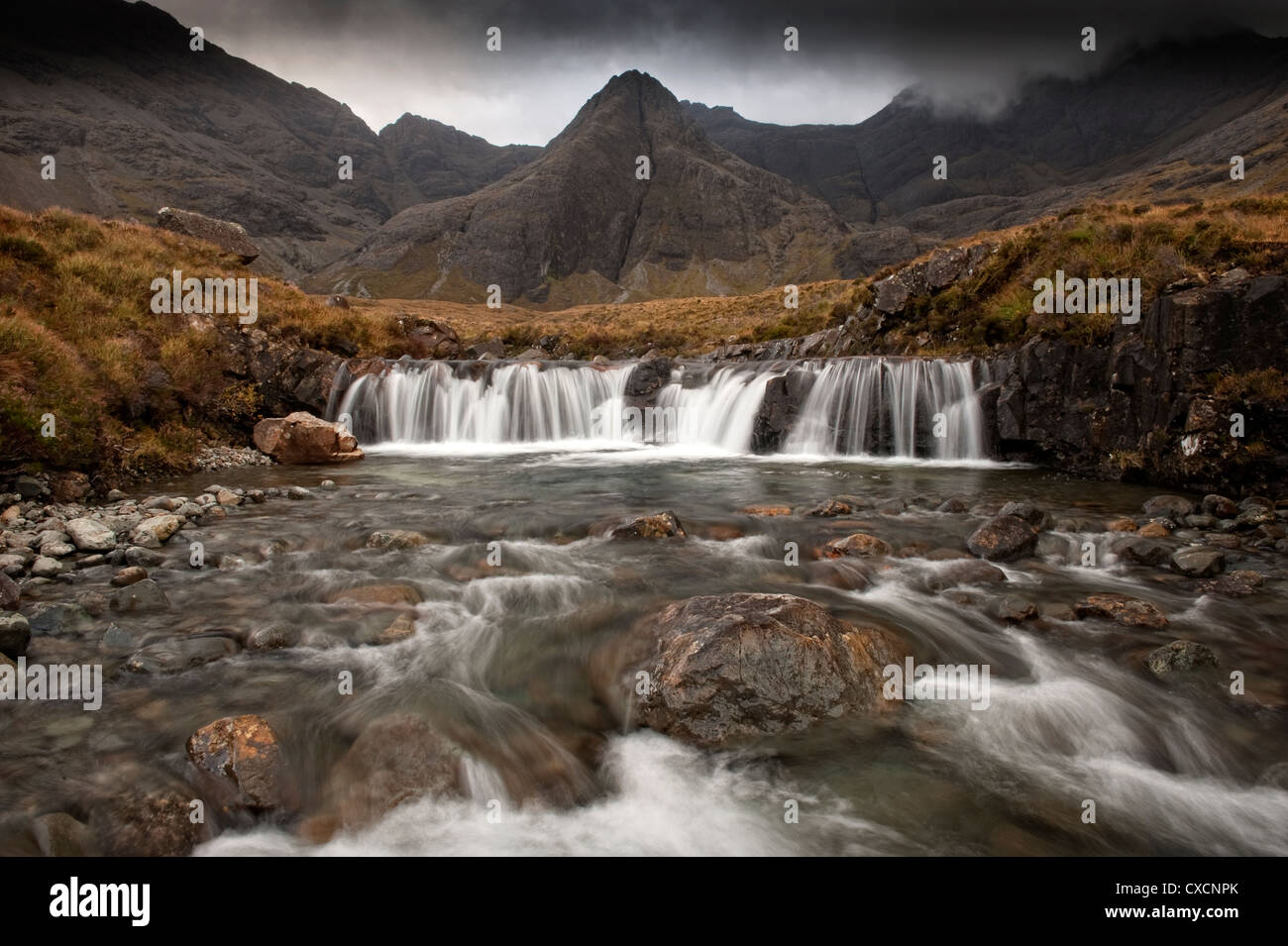 Flux d'Allt une Tairneilear coco avec les montagnes Cuillin noires derrière, Glen cassante, île de Skye, Écosse Banque D'Images