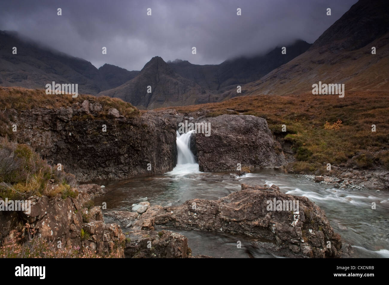 Piscines d'eau de fée ,une Tairneilear Coco Allt avec le Black Cuillin montagnes derrière, Glen cassante, île de Skye, Écosse Banque D'Images