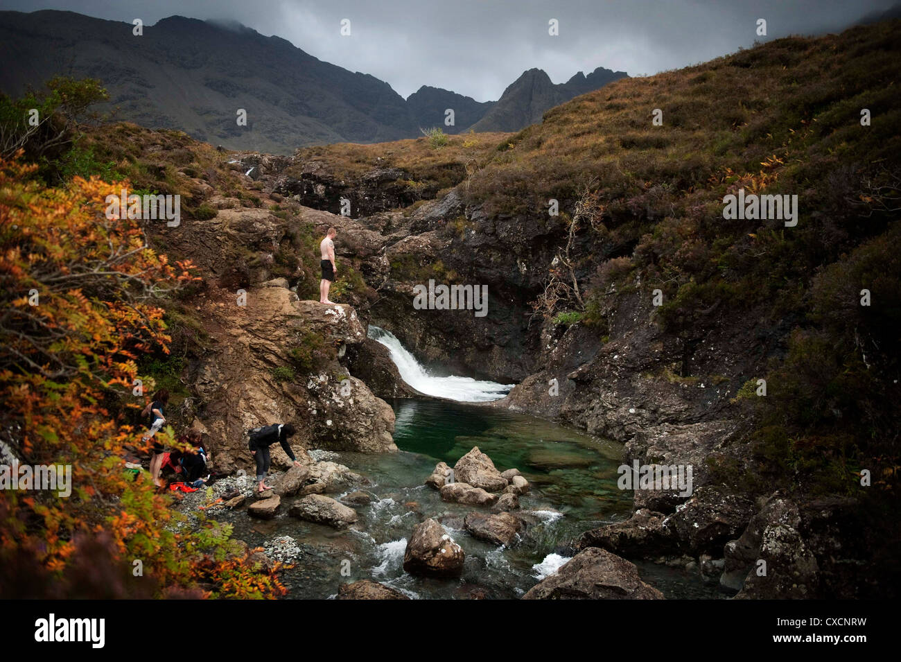 Un seul nageur sauvages se prépare à plonger dans de l'eau à la fée des piscines, dans la région de Glen Glenbrittle Ile de Skye, Ecosse Banque D'Images